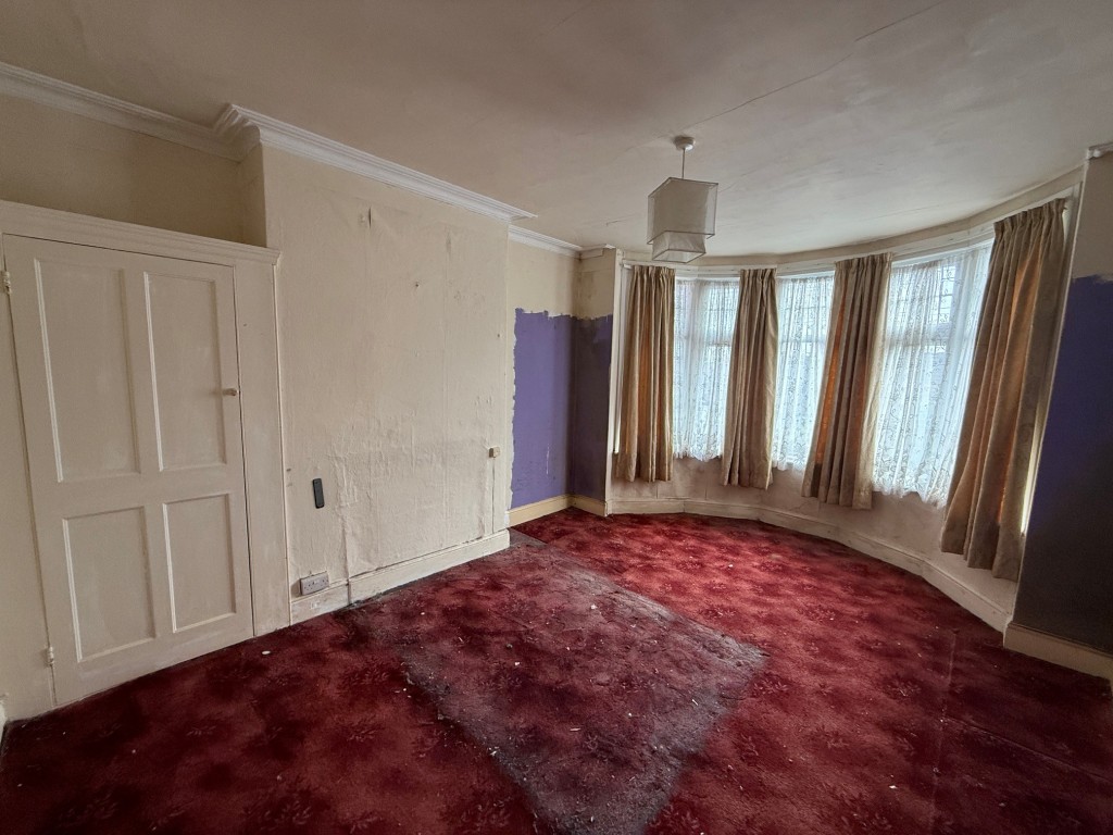 Lot: 142 - THREE-BEDROOM MID-TERRACE HOUSE FOR IMPROVEMENT - Bedroom 1
